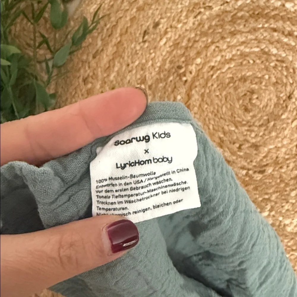 Soarwg Kids cotton Gauze Blanket in Sage.
